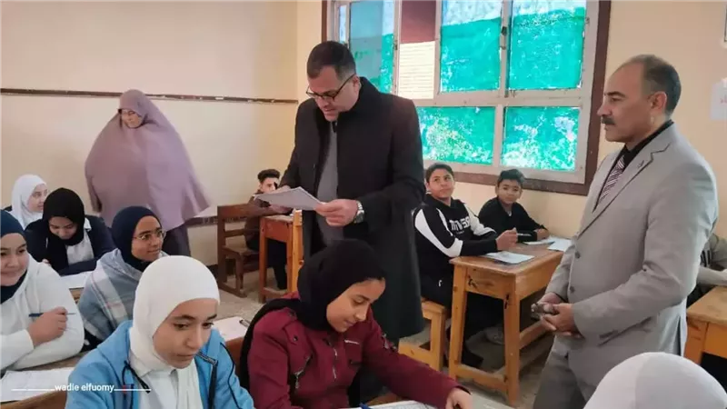 مدير تعليم دمياط يفاجئ لجان إمتحانات النقل بميت أبو غالب
