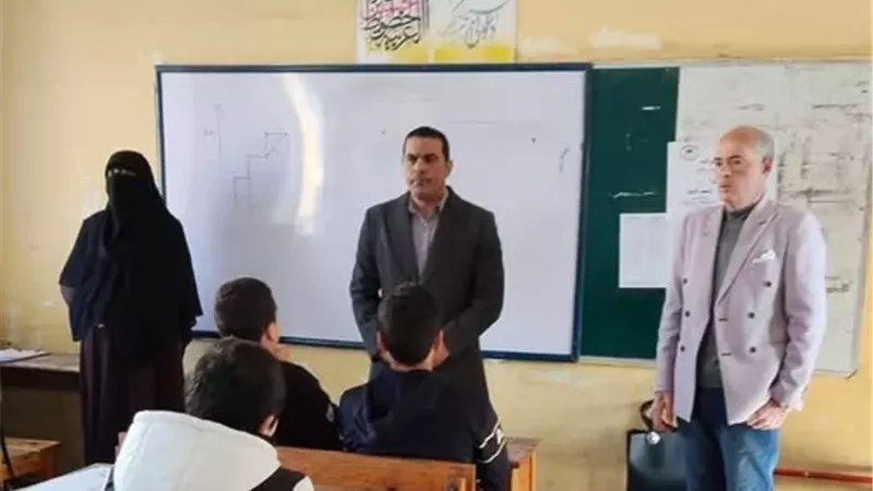 وكيل تعليم الإسماعيلية يتفقد امتحانات نصف العام بمدارس إدارة شمال