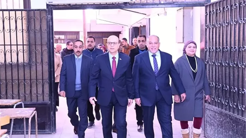 رئيس جامعة أسيوط يتفقد انطلاق امتحانات الدراسات العليا