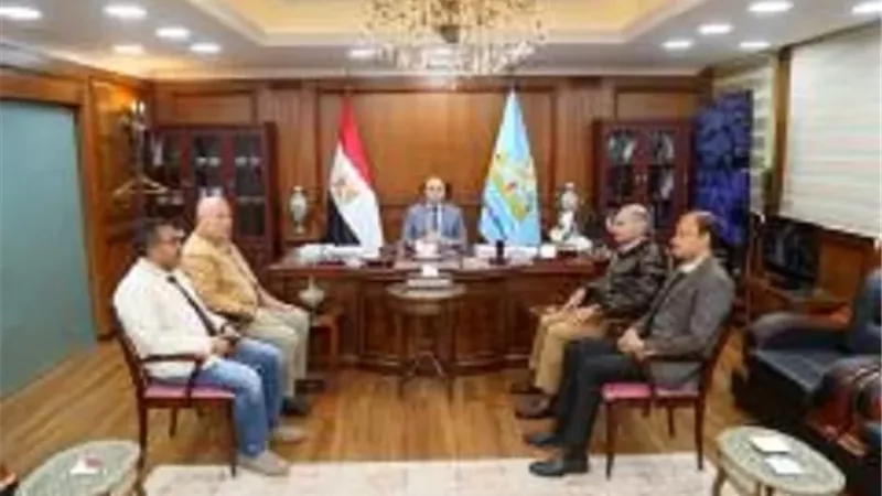 عبد المعطى يناقش موقف تنفيذ مشروعات مياه الشرب والصرف الصحي