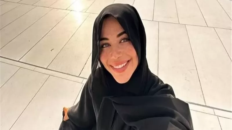 بالصور.. يارا السكرى تشارك جمهورها بصور من امام الكعبة