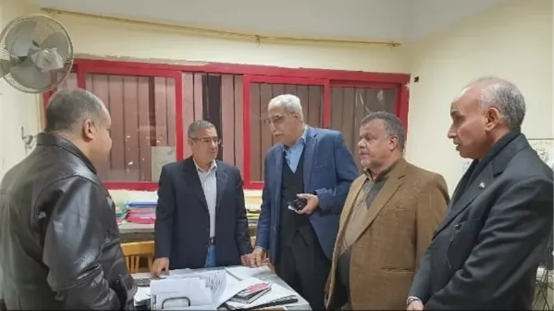 مدير تعليم القليوبية يتفقد غرفة العمليات المركزية لمتابعة امتحانات النقل