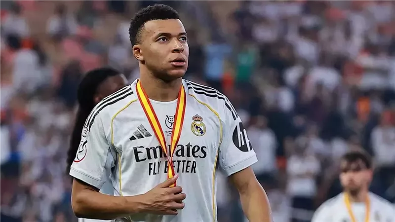 ريال مدريد يبرئ مبابي من واقعة نهائي السوبر