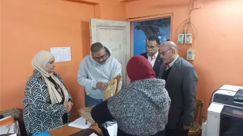 وكيل تعليم القاهرة يتابع مراكز توزيع الأسئلةولجان الامتحانات بالبساتين