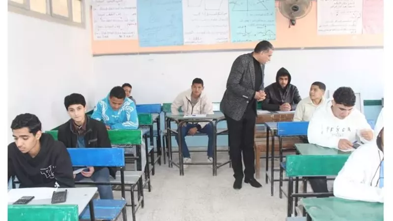 وكيل تعليم الجيزة يتفقد امتحانات النقل بإدارتي أطفيح والصف