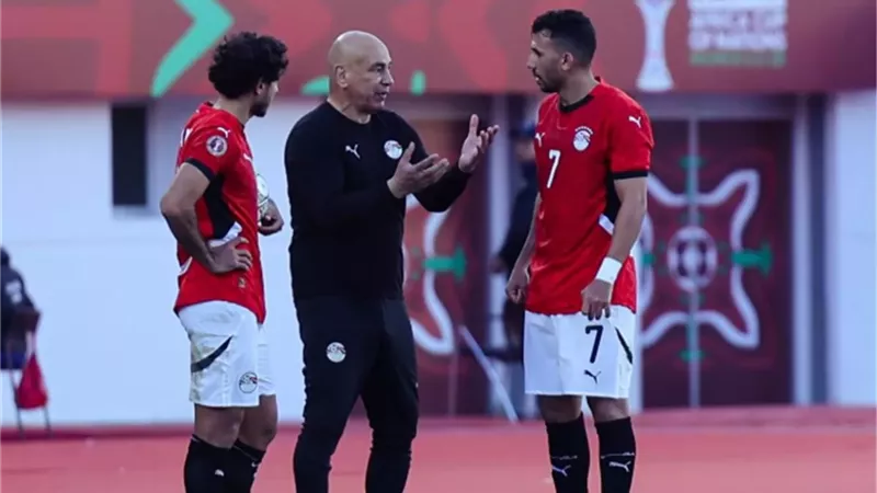 تحذير شديد اللهجة من حسام حسن للاعبى المنتخب بسبب تراكم الإنذارات