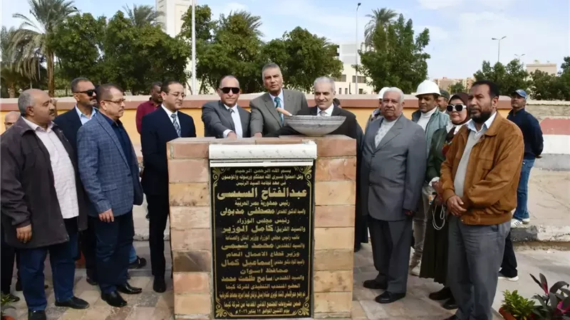 محافظ أسوان يضع حجر الأساس لكوبرى المشاة الجديد بكيما