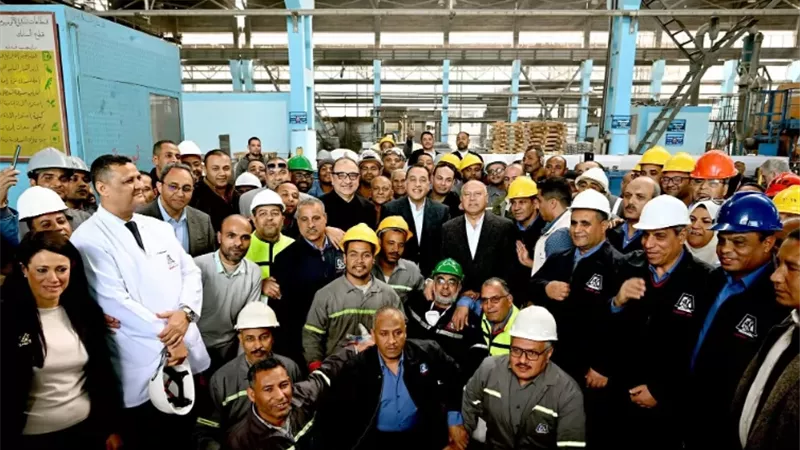 رئيس الوزراء يتفقد خط الإنتاج الجديد لـ 