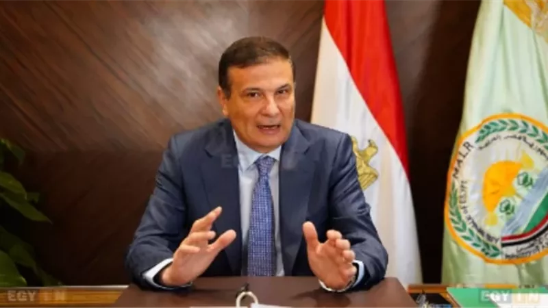 وزير الزراعة يوجه بصرف المقررات السمادية للمحاصيل الشتوية