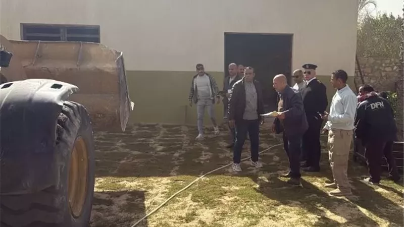 جهاز العبور الجديدة يزيل تعديات على 28 فدان ويغلق ويشمع مصنع.. صور