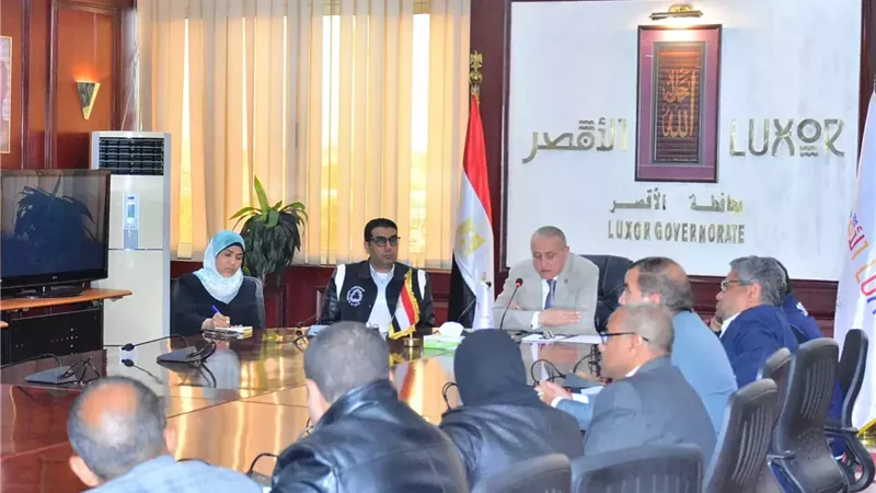 محافظ الأقصر يبحث الموقف التنفيذى لمشروعات الصرف الصحى بإسنا