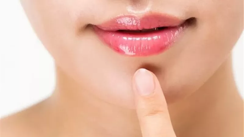 علاجات منزلية فعّالة للتخلص من تشقق الشفاه وترطيبها طبيعياً