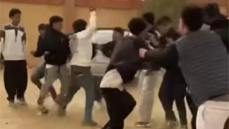 حالة من الغضب اثر مشاجرة بين طلاب أمام مدرسة بأكتوبر