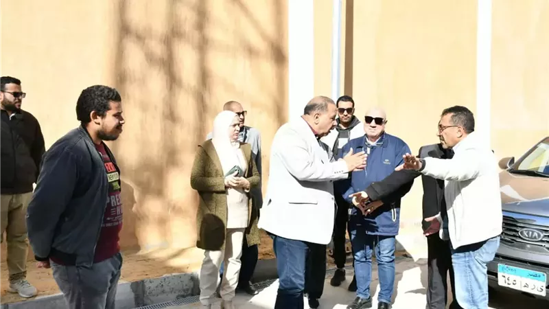 وفد القابضة لمياه الشرب يتابع مشروعات «حياة كريمة» بدمياط