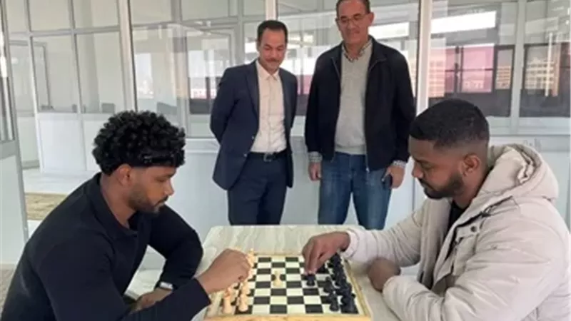 الطلاب الوافدين بجامعة القناة يتنافسون في دورة تنشيطية للشطرنج