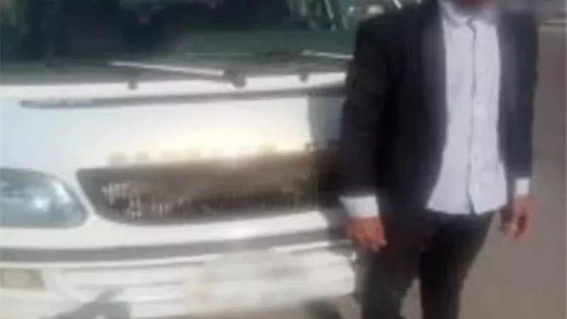 ضبط سائق ميكروباص سمح لشخص بالجلوس أعلى السيارة حال سيره بالقاهرة