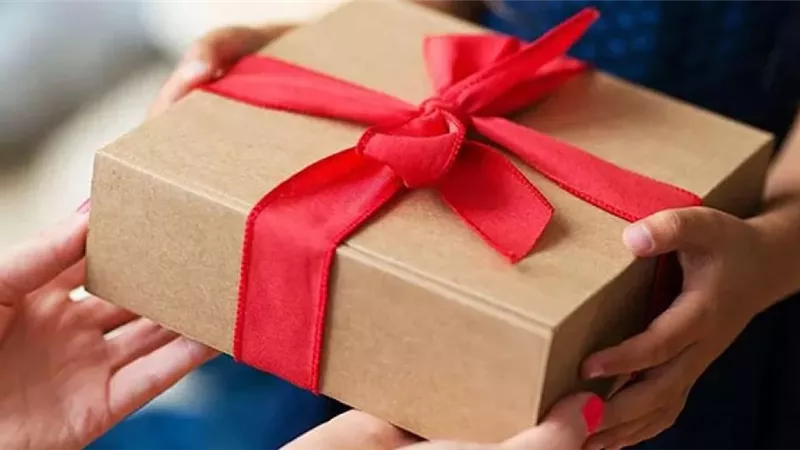 التهادي بين المسلمين وغيرهم مستحب شرعا لتعزيز المودة والتآلف