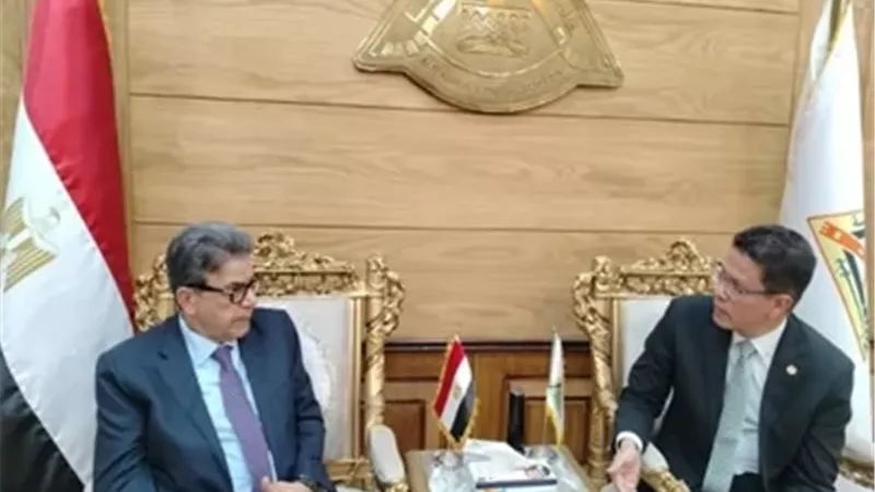 رئيس جامعة بنها يبحث سبل التعاون مع نقيب الأطباء البيطريين