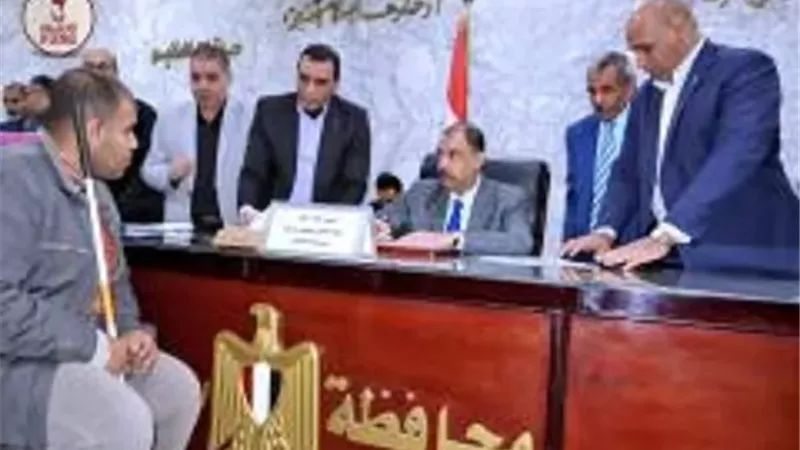 محافظ سوهاج يعقد اللقاء الأسبوعي لتلبية احتياجات وطلبات المواطنين