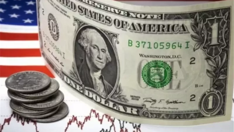 الدولار يتراجع بعد التحقيق مع رئيس الاحتياطي الأمريكي