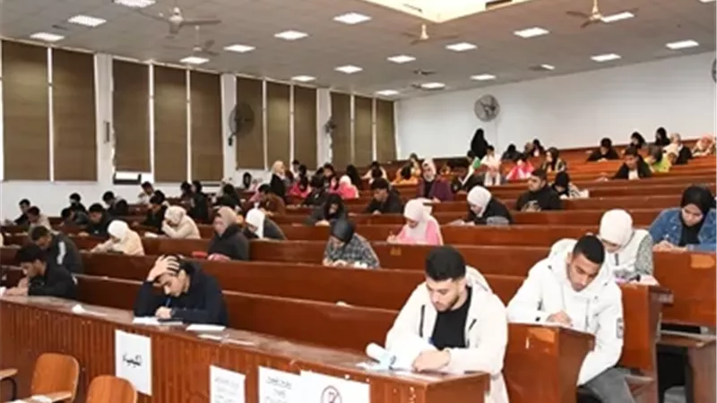 انتظام 682 طالبًا في امتحانات الترم الأول بكلية العلوم جامعة القناة