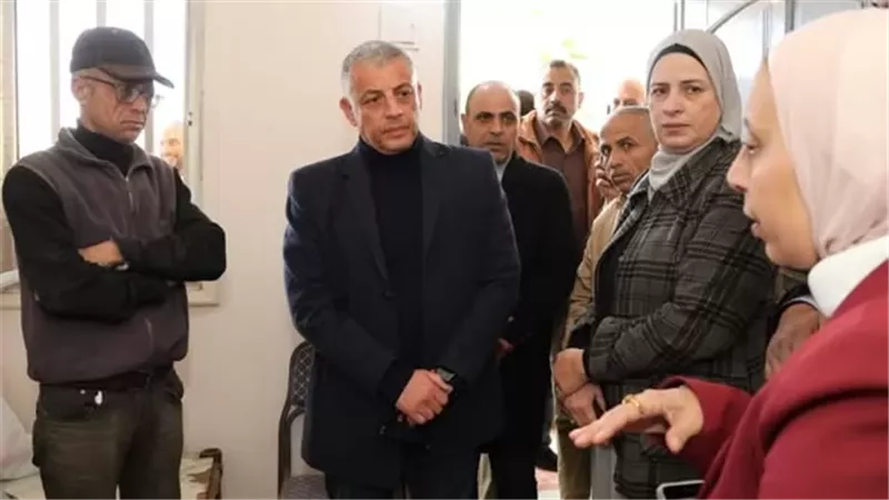 محافظ الإسماعيلية يزور أسرة تعرض منزلهم لحريق ويوجه بصرف إعانة