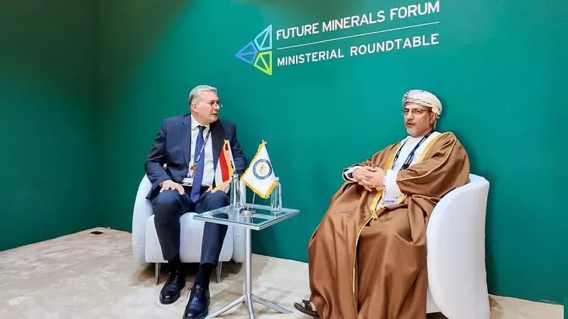 وزير البترول يبحث تبادل الخبرات في مجال التعدين مع سلطنة عُمان