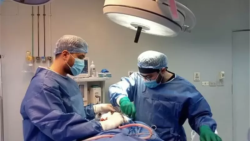 جراحة متقدمة لمريضة تعانى كسر بالعمود الفقري بالشرقية