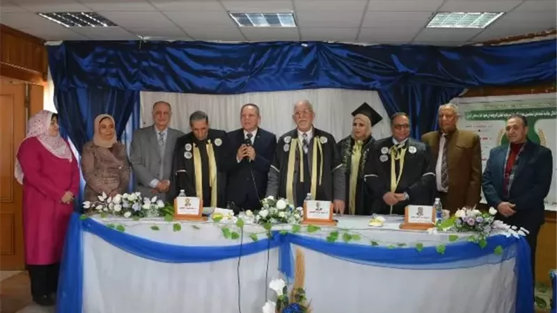 رئيس جامعة دمياط يشهد مناقشة رسالة دكتوراه بكلية التربية