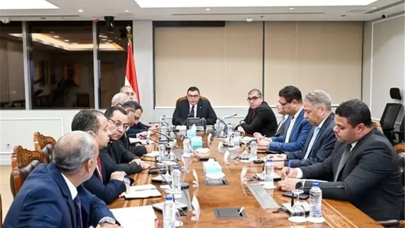 وزير الإسكان يتفقد المشروعات ومنظومة الصيانة بمدينة الشروق