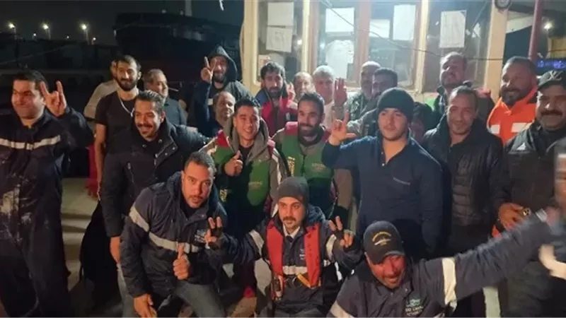 أسامة ربيع: إنقاذ طاقم سفينة بضائع خارج المجرى الملاحي للقناة