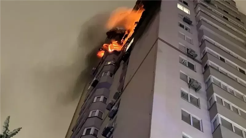 حريق في مبنى سكني بكييف بعد هجوم روسي بطائرات مسيرة