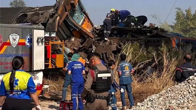مصرع 22 شخصا إثر سقوط رافعة على قطار في تايلاند