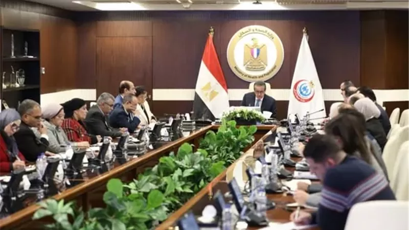 وزير الصحة يراجع الخطة الاستثمارية ومراحل التأمين الصحي