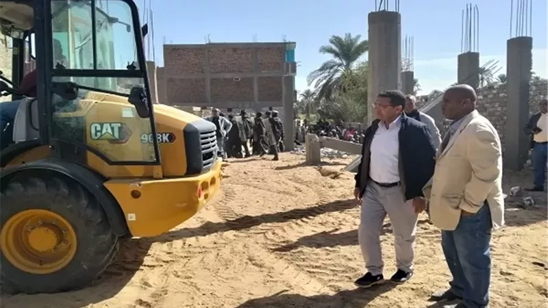 تنفيذ 45 قرار إزالة خلال حملات مكبرة بمركزى أرمنت والزينية