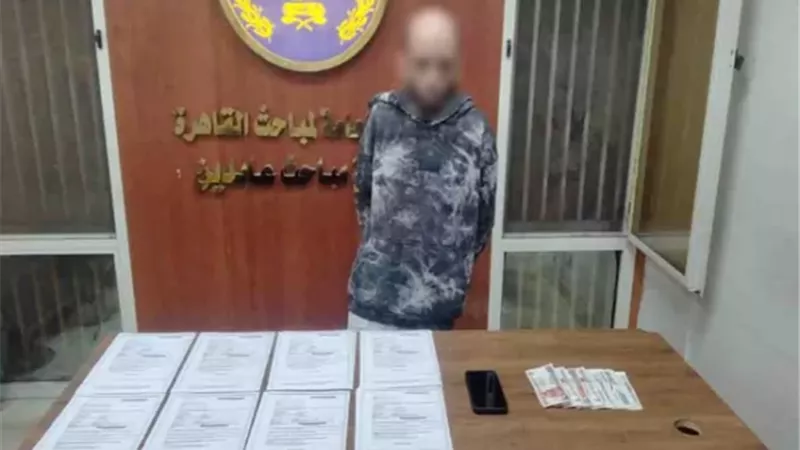 ضبط شخص استولى على أموال ضحاياه بحجة منحهم إقامات وهجرة