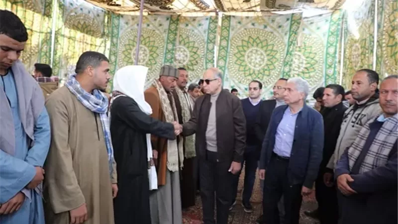محافظ المنيا يقدّم واجب العزاء ويلتقي بأسر ضحايا الحادث