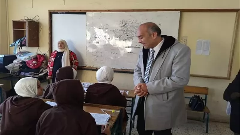 مدير الإدارة التعليمية بالمنيا يتابع امتحانات صفوف النقل