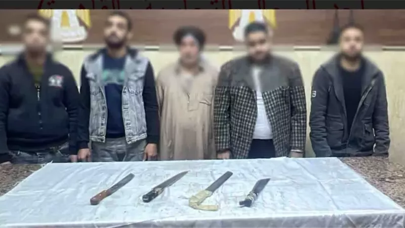 ضبط طرفى مشاجرة بالأسلحة البيضاء بسبب خلافات حول البيع والشراء