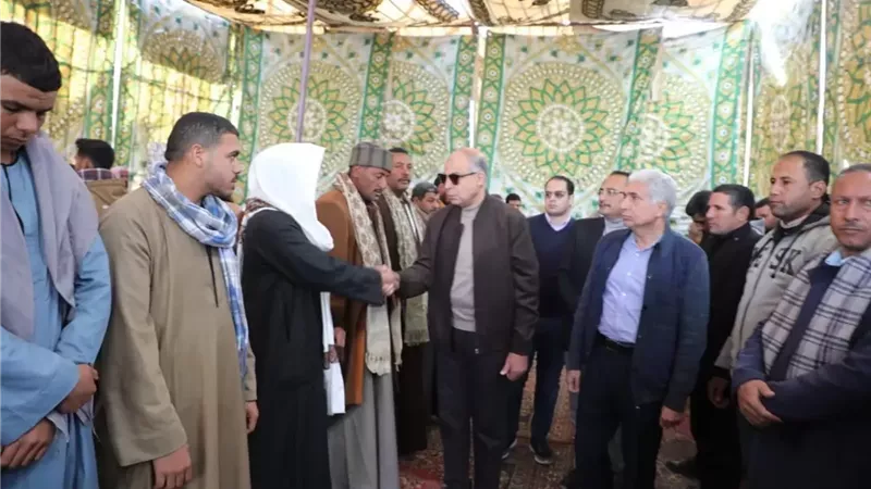 محافظ المنيا يقدم العزاء ودعم متواصل لأسر ضحايا حادث عمال المحاجر