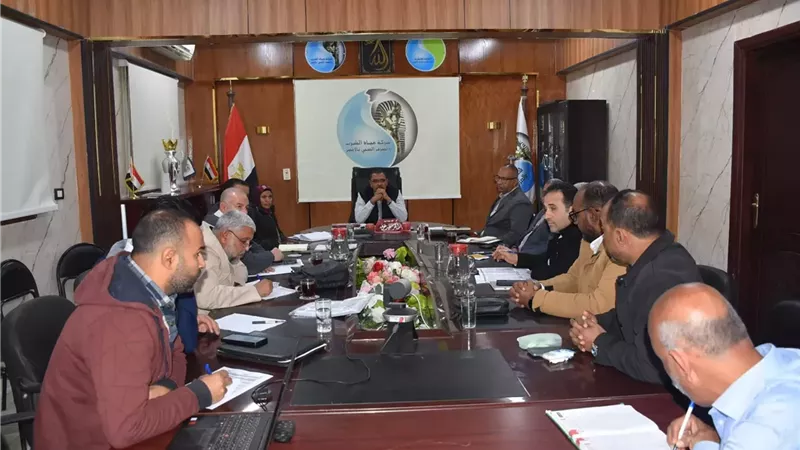 رئيس شركة مياه الأقصر يتابع مشروع الصرف الصحى المتكامل