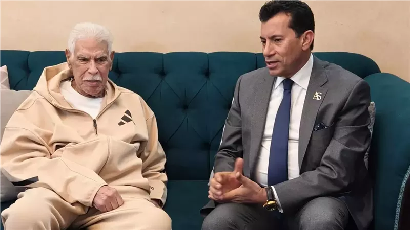 وزير الشباب يطمئن على الحالة الصحية للكابتن حسن شحاتة