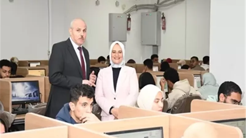 رئيس جامعة قناة السويس يتابع انتظام امتحانات كلية الطب البيطري