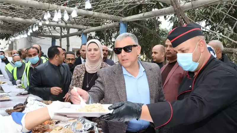 محافظ الإسماعيلية يتفقد مطبخ مبادرة الخير بالقصاصين والتل الكبير