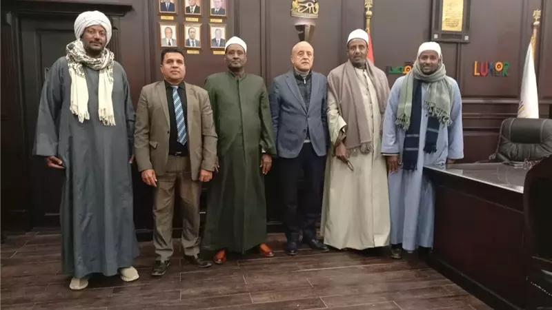 محافظ الأقصر يستقبل وفداً من أهالى 