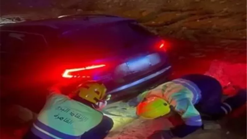 الأمن يسحب سيارة سيدة غرقت في الرمال بالشروق