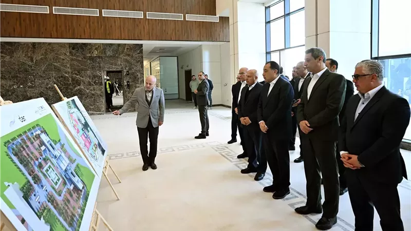 مدبولى يتفقد محطة البحر الأحمر لتداول الحاويات بميناء السخنة