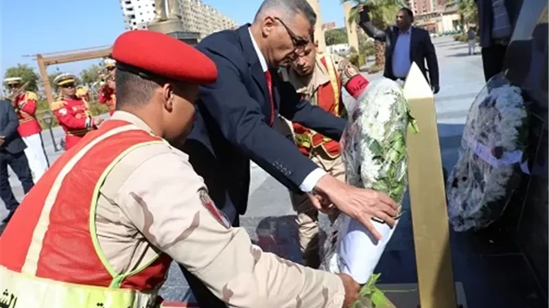 محافظ أسوان يضع الزهور على النصب التذكارى إحتفالات بالعيد القومي
