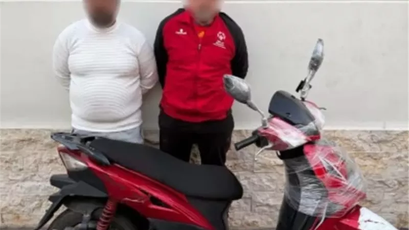 الكاميرا الخفيه.. ضبط شخصين سرقا دراجة نارية بالجيزة