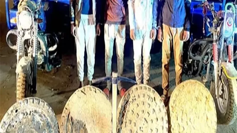 الفيديو كشفهم.. ضبط عصابة سرقة أغطية الصرف الصحى بقنا